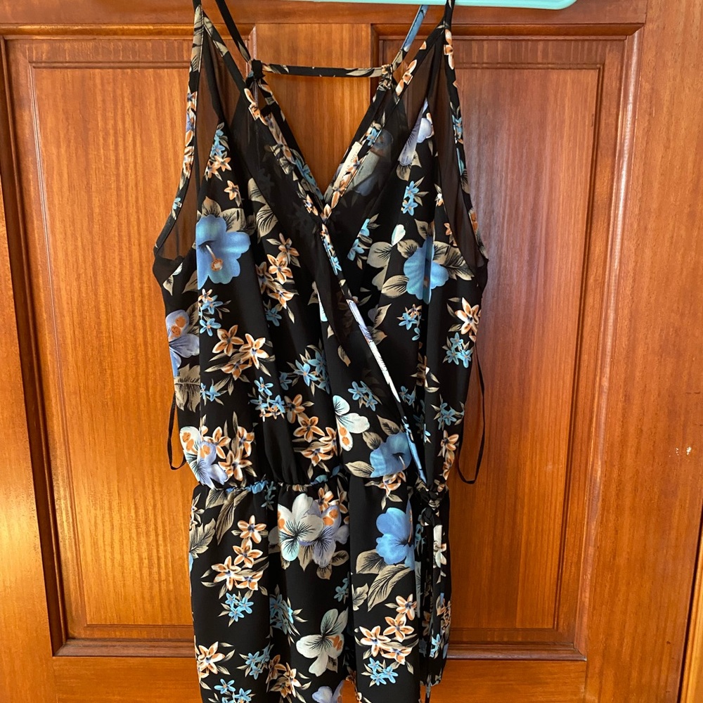 Siena sky floral tank top size medium